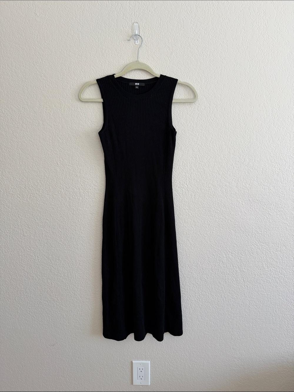 Uniqlo Sleeveless Ribbed Black Midi Dress